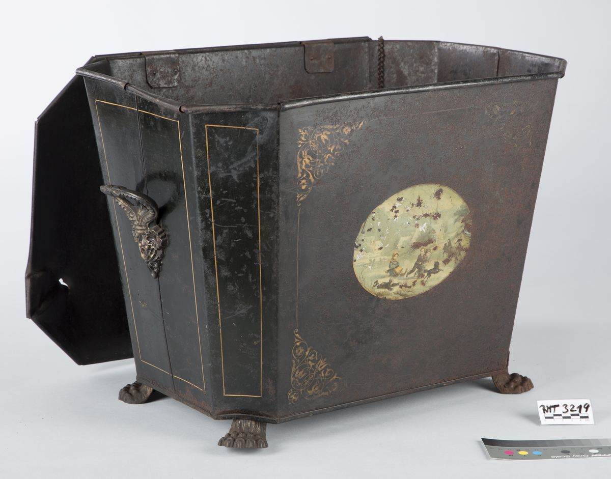 Liggende, ovalt motiv av lekende barn i vinterlandskap.