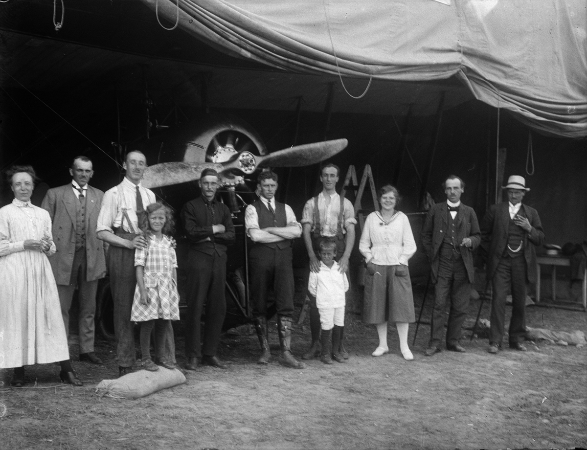 "Vid P.O. Herrströms flygfält i Barkarby, persongrupp", Järfälla socken, Uppland 1919
