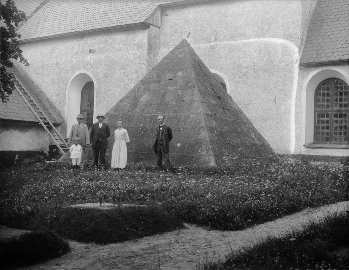 "Vid gravpyramiden på Järfälla kyrkogård", Barkarby, Järfälla socken, Uppland 1919