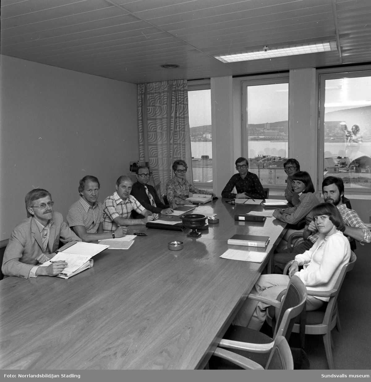 Gruppbild på personal runt ett konferensbord i Skandiahuset.