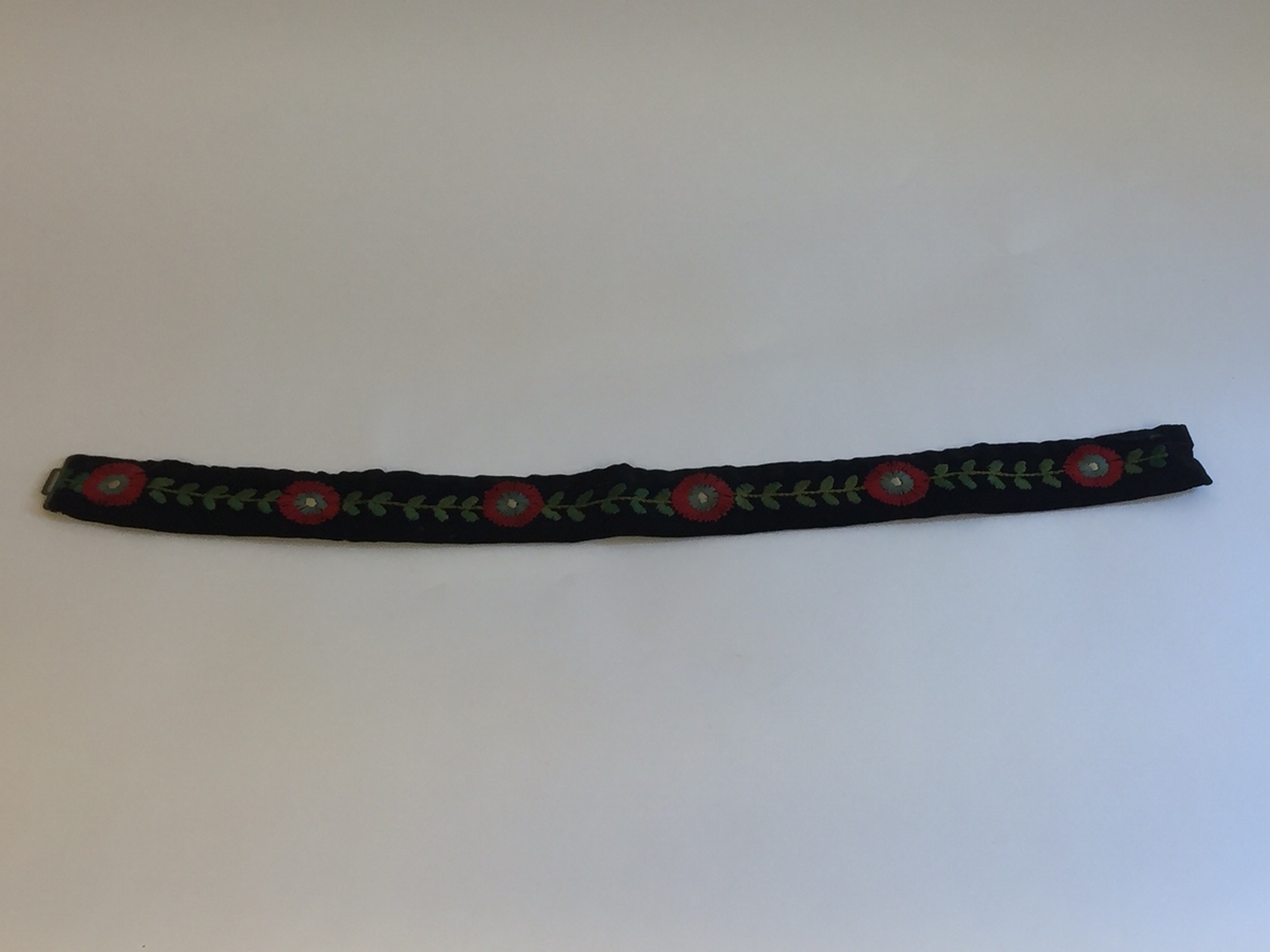 Lue, bryststykke/bringeduk og belte (C) til hardangerbunad, forkle (E) og skjorte (D) med hardangersømdetaljer.