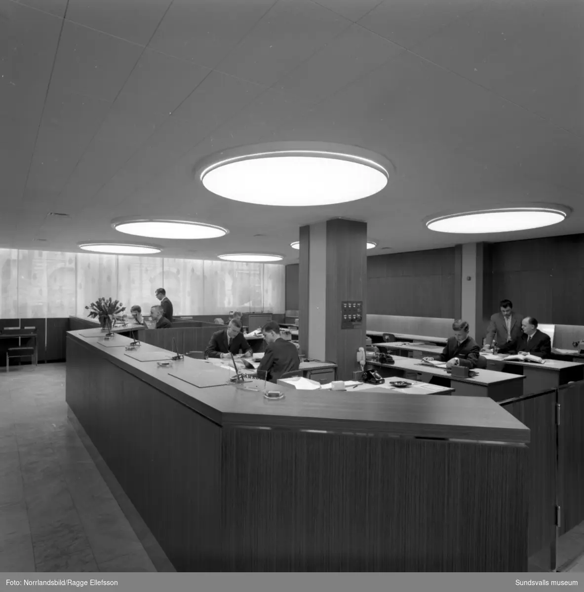 Bilder från pressvisningen av Skandinaviska bankens lokaler och exteriör inför öppnandet. Banken etablerade sig i det hus vid Storgatan 19 som byggdes av grosshandlare Frans Pettersson och vars konfektionsvaruhus lades ned 1963.