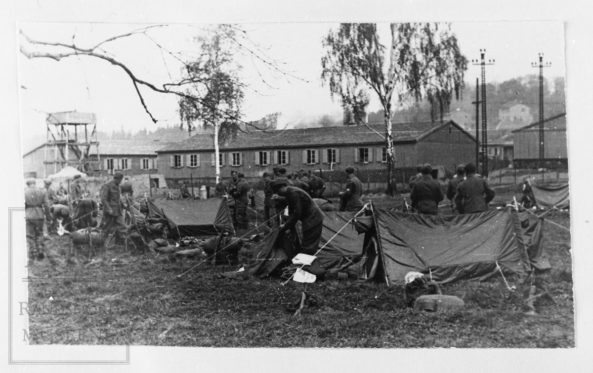 Soldatene steller i teltleieren.