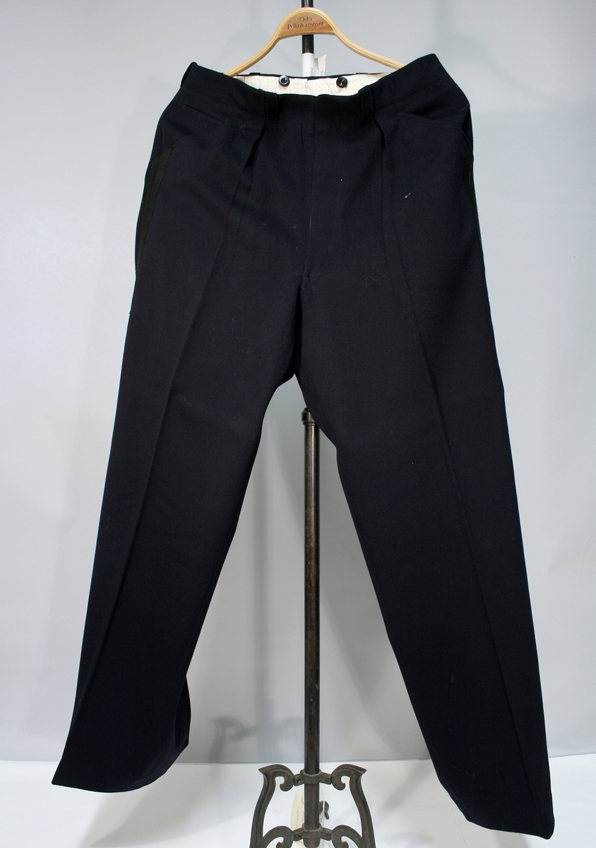 Sort bukse med sort passpoil