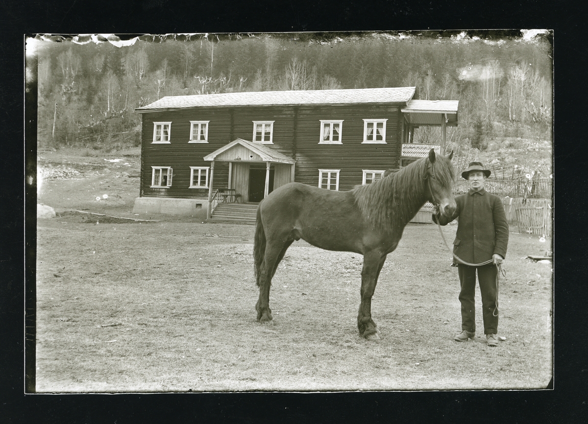 Georg Langedrag sammen med hesten sin på Langedrag.