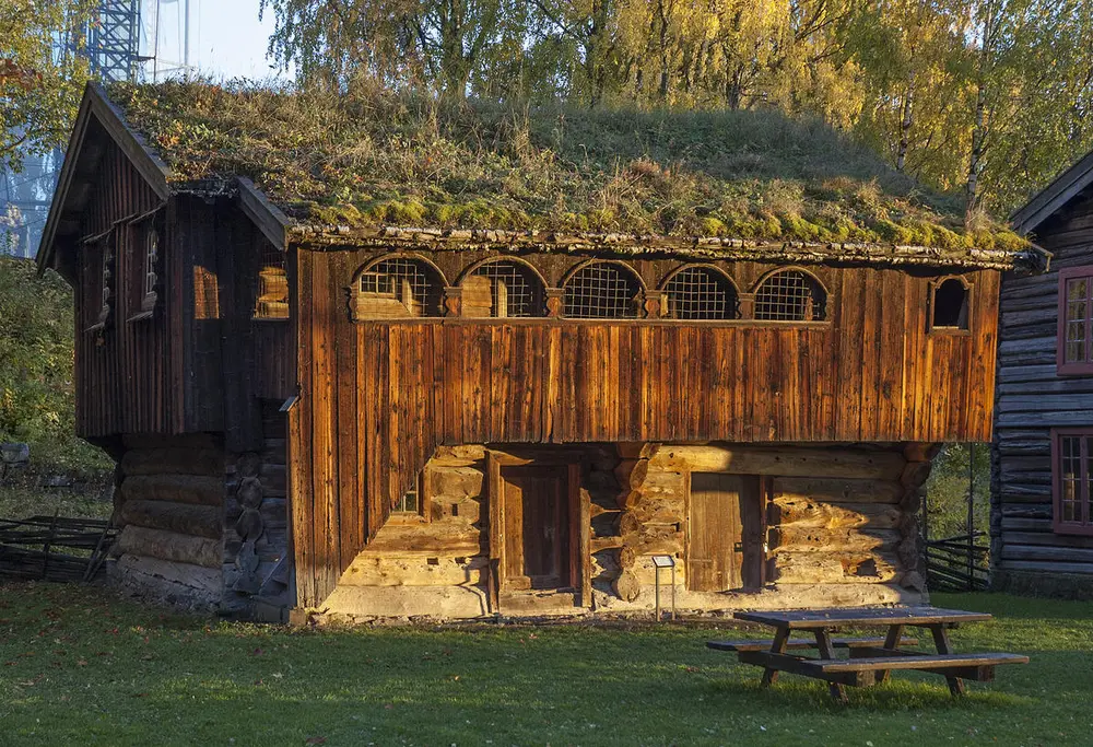 Skråstadloftet er museets eldste bygning; en brunlig tømmerbygning i to etasjer, med torv på taket og svalgang i andre etasje, oppført i 1604.