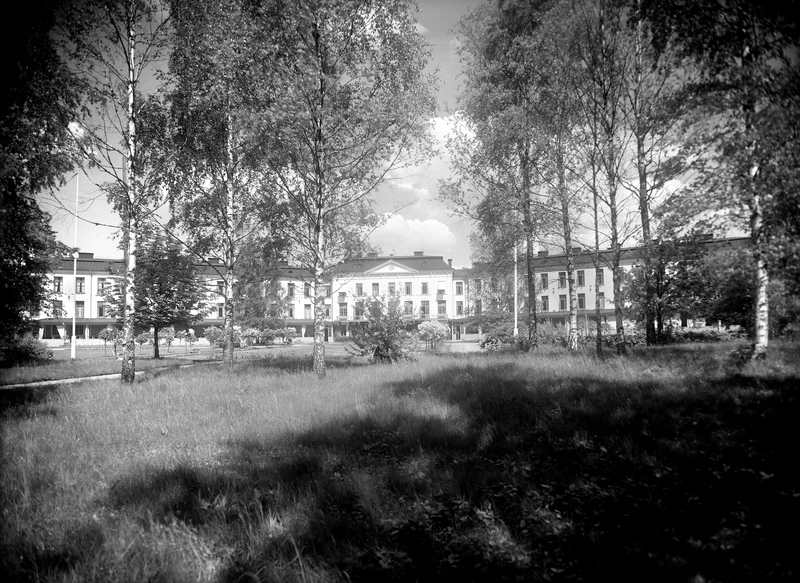 Hålahults Sanatorium, tvåvånings sjukhusbyggnader.
Beställningsnr: KL-433.
Örebro Läns Bildgalleri nr: 70.