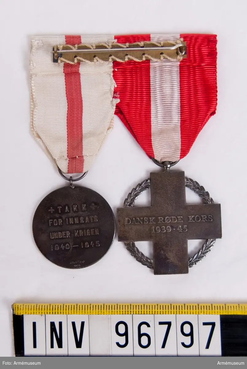 Spänne med två medaljer från danska och norska Röda korset. Nr 1 Danska Röda korset, nr 2 Norska Röda korset.