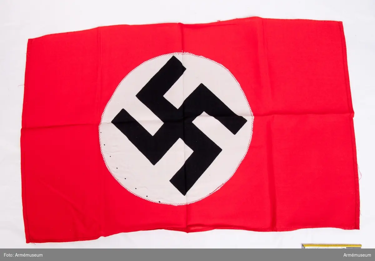 Nazistflagga i bomull med hakkorssymbol. Enkelt tillverkad.
