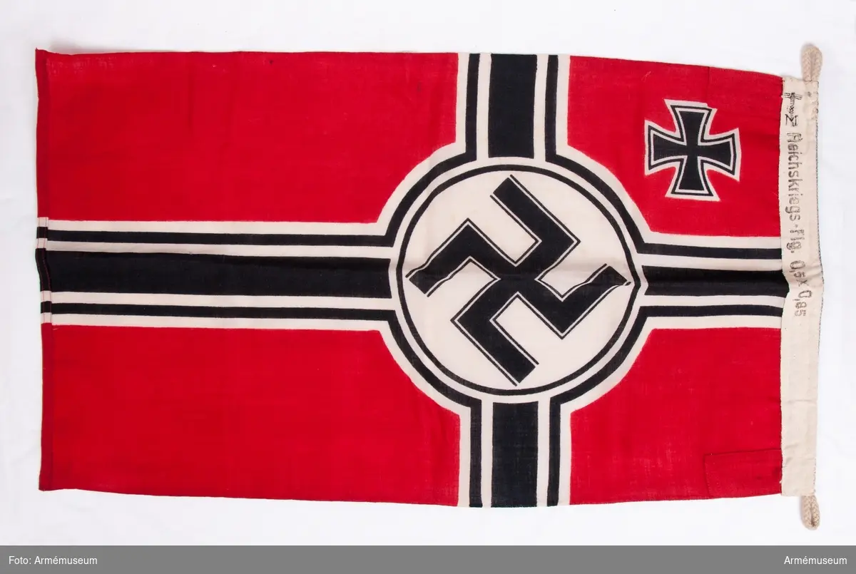 Nazistflagga med hakkorssymbol.