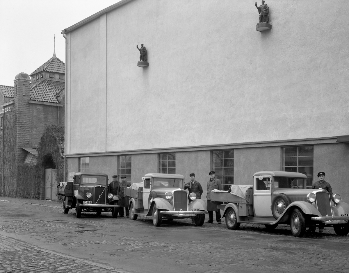 Lastfordon uppställda på Herrgårdsgatan  utanför Karlstads bryggeri. Bilden tagen 1941 beställdes av F:a Branzell.