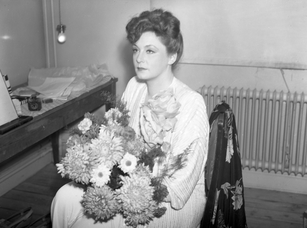 Zarah Leander, film- musikal- och grammofonartist uppfödd i Karlstad, gästar teatern vid 50-årsjubileet 13 nov 1943.