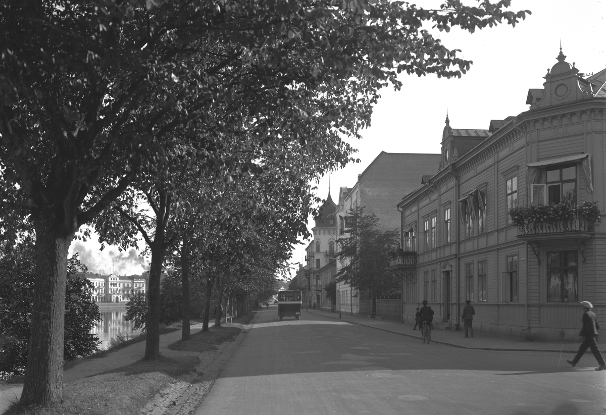 Sandbäcksgatan i höjd med Norra Klaragatan mot centrum. Bilden tagen i mitten av 1930-talet.
