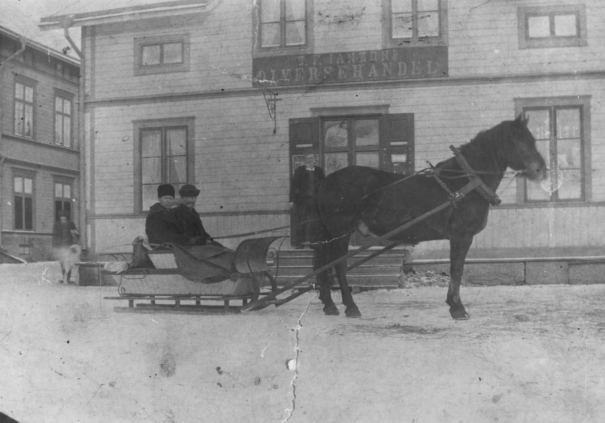 Utanför Fredrik Janssons affär i Hybo omkr. 1905.
I släden fr.v. Johannes- Anders, Gryttjesbo och Per Frid d.ä. Tjärnelund.