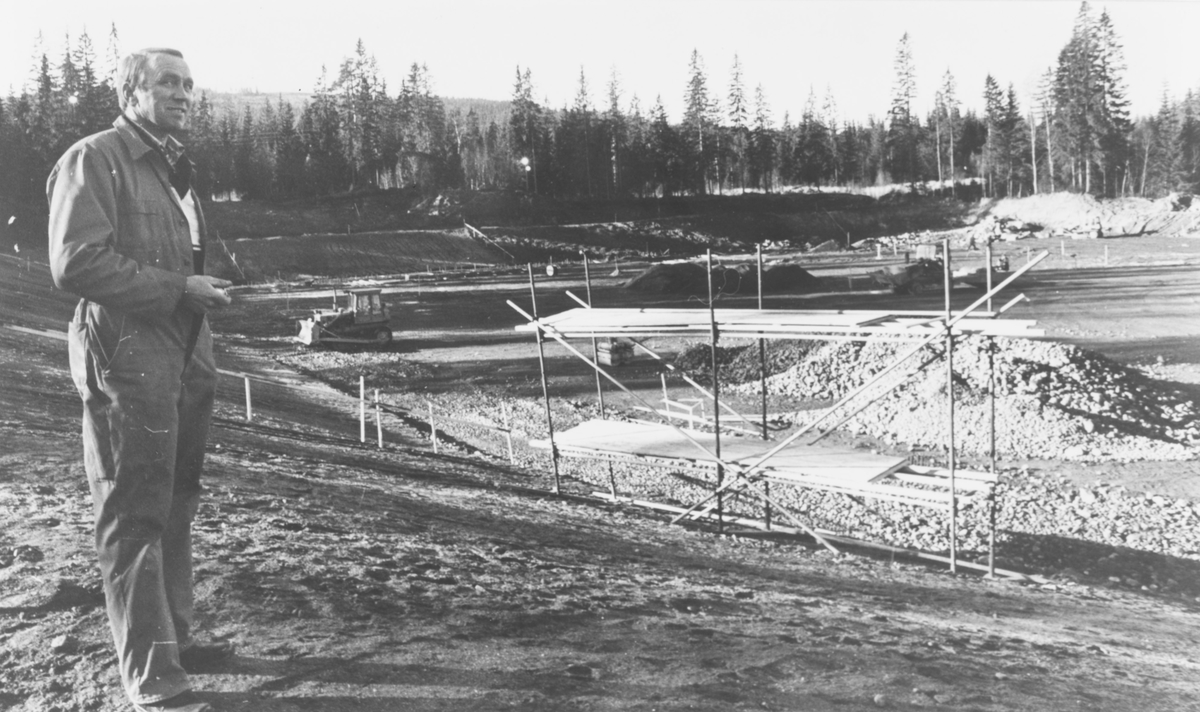 Bølgekraftverket på Elnes, Hakadal.  Nord for Elnes leir ble det på 1980-tallet bygget et forsøksanlegg for bølgekraft. Anlegget er ikke i bruk.  Byggingen startet høsten 1978.