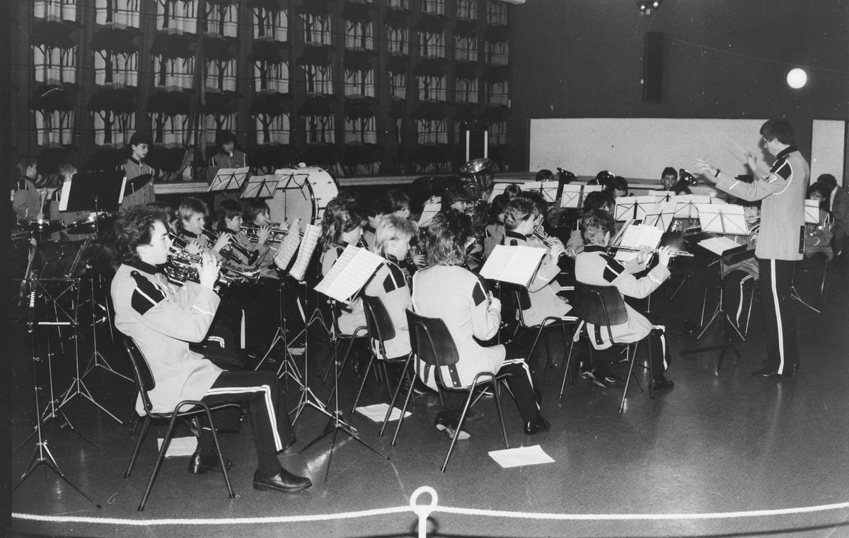 Kirkeby skolekorps har konsert i Bjertnesaulaen. Jon Berghøi dirigerer.