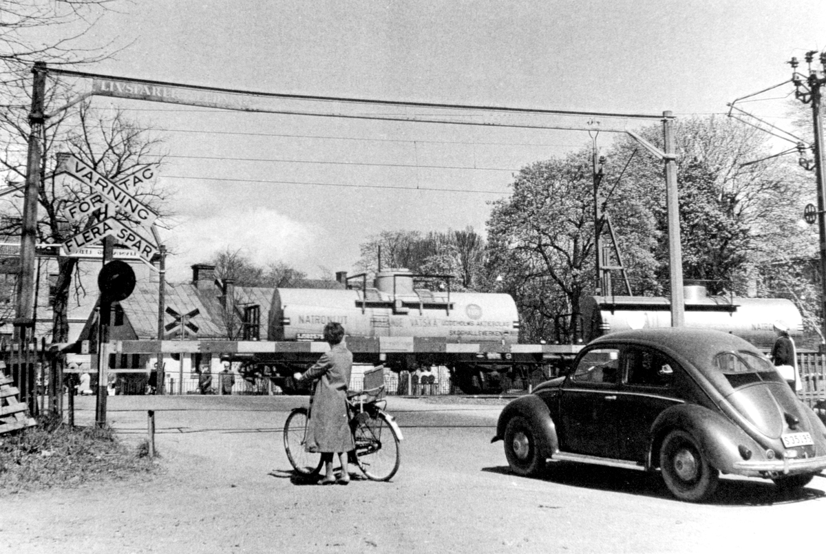 Järnvägsövergången vid Stallgatan i Viken mot Grevgatan 1948.