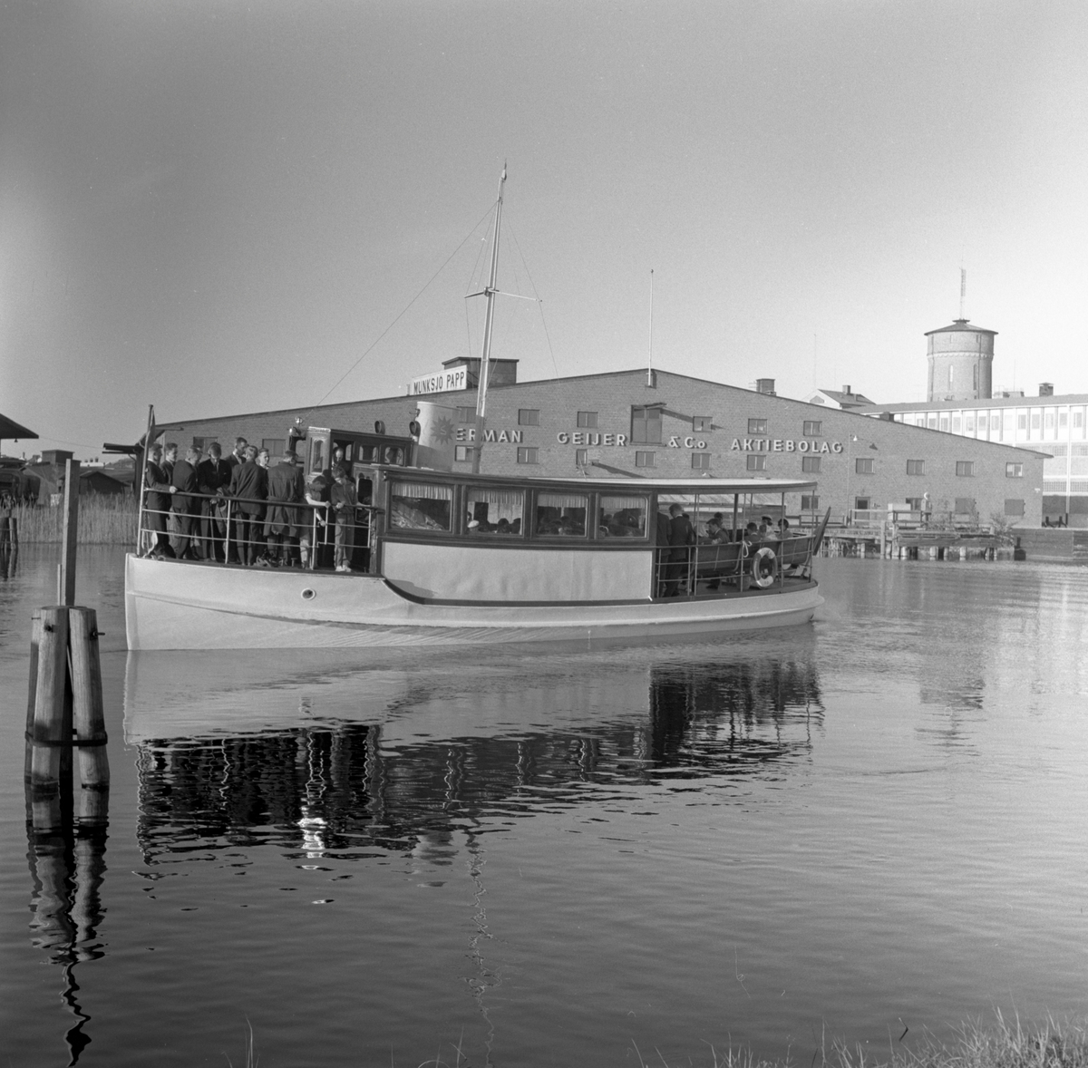 Studenter tar båten till restaurang Tynäs 590524.