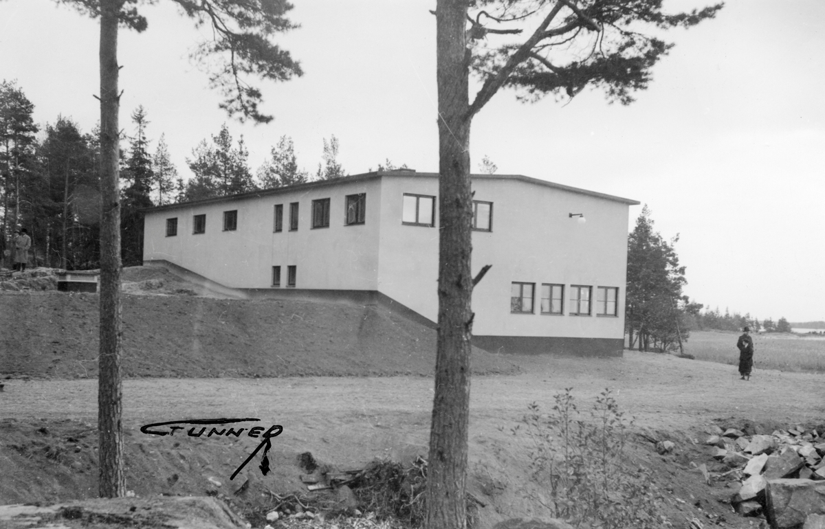 En antal bilder med anknytning till Edsvalla som museet fått i gåva.