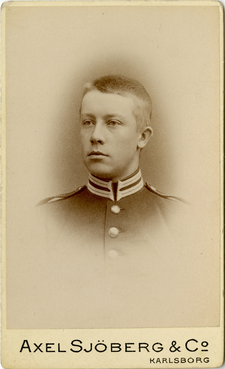 Porträtt av Gustaf Emanuel Ros, löjtnant vid Andra livgrenadjärregementet I 5.
Se även AMA.0008320.