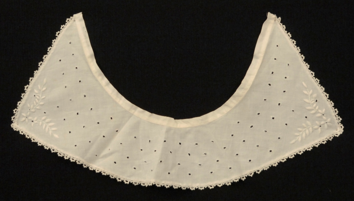 Løs kjolekrage i veneziansk søm, kantet med nuppereller.