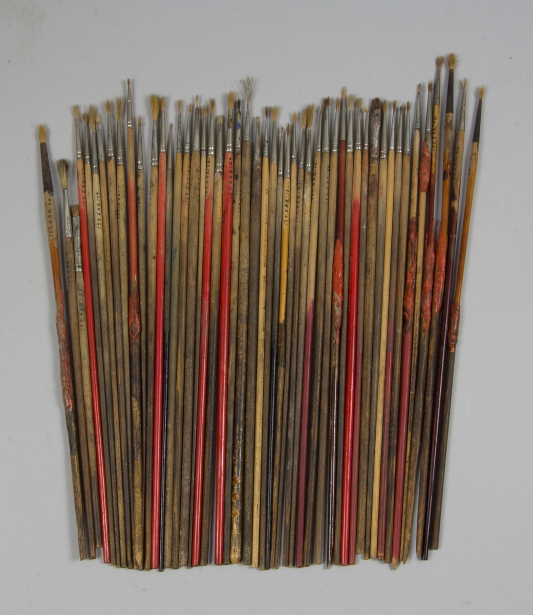Penselbunt, 50 st. Tillverkade av trä, hylsa av metall och borst, naturborst.