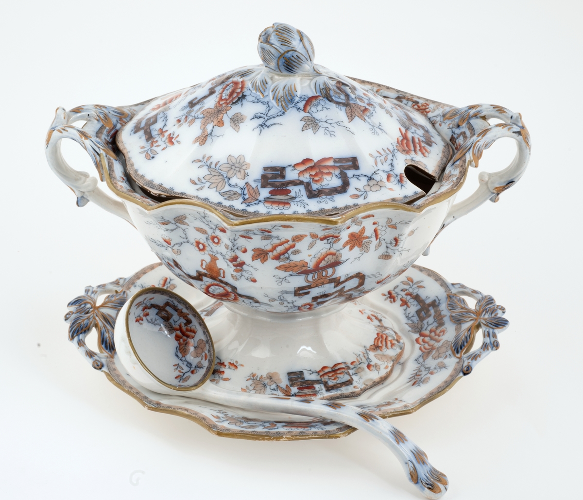 Suppeterrin med lokk, fat og øse.