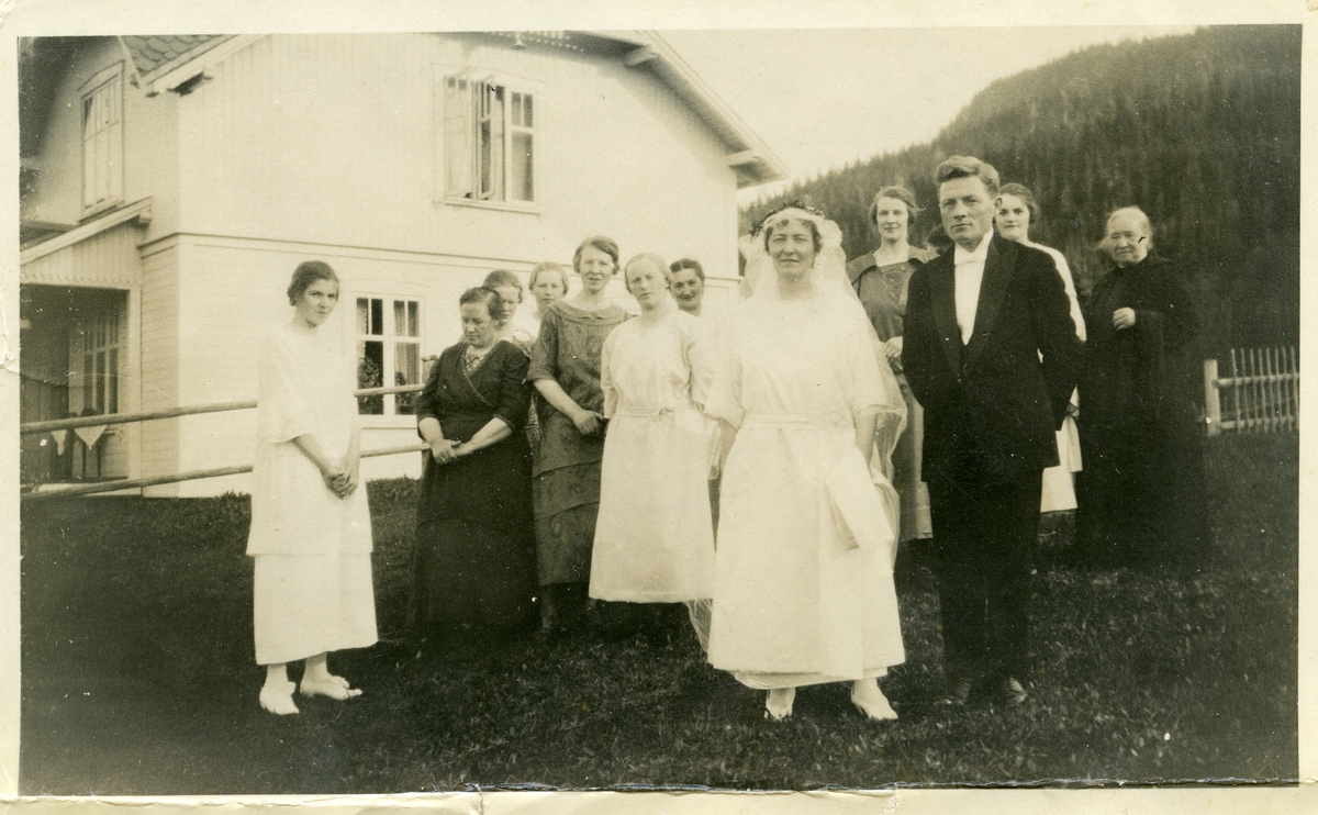 Bryllupsfoto av Olav og Anne Lundene.