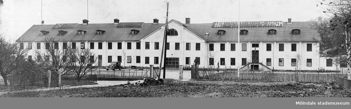 Yrkesskolorna vid Berzeliigatan, nuvarande Terrakottagatan, i Mölndal, 1920-1930-tal. Byggnaden var förr tegelbruk, sedan yrkesskola med verkstadsinriktning. Revs på 1980-talet.