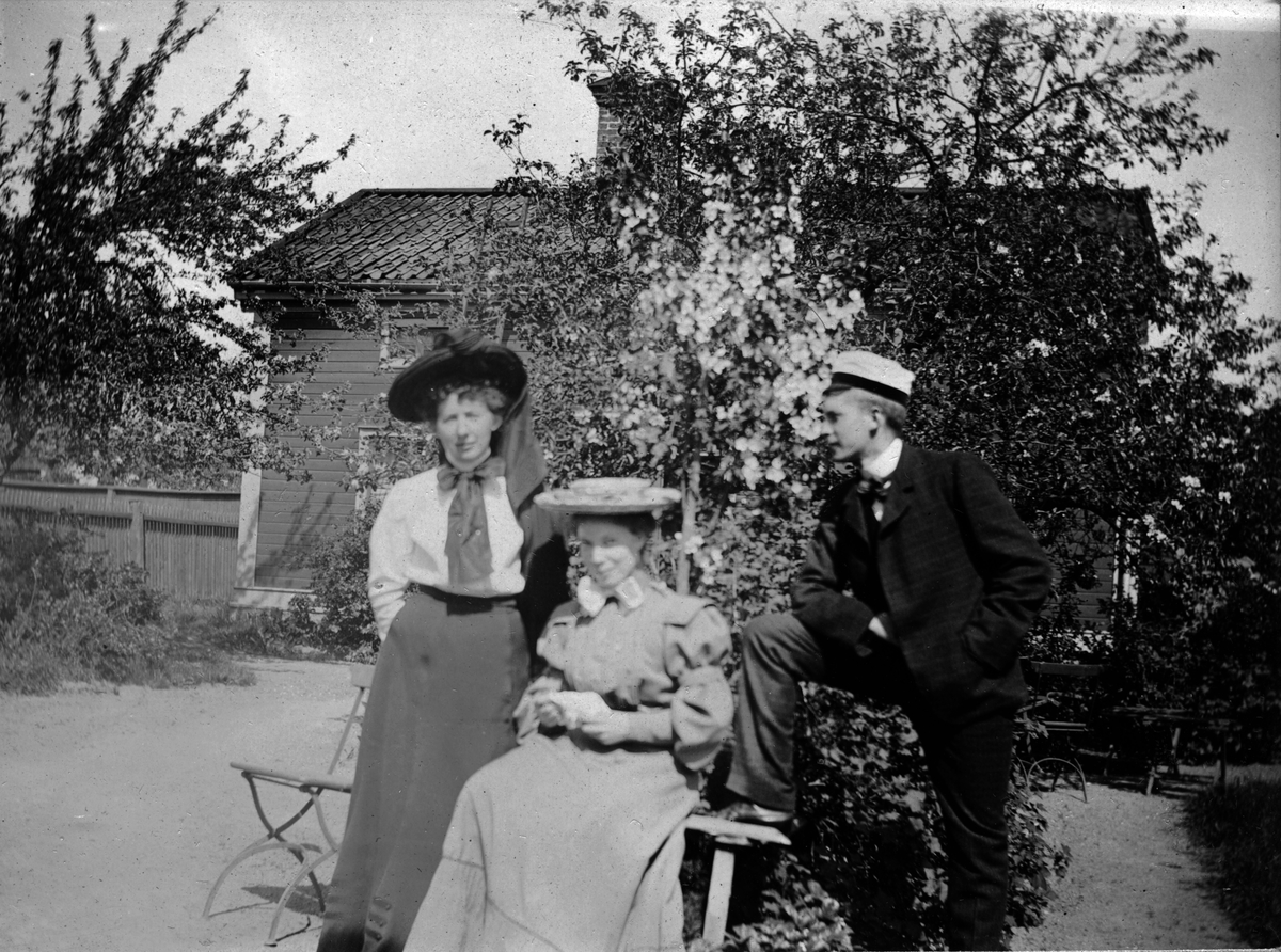 Lillstugan omkring 1905. Från höger: Birger Enlund, Gertrud Enlund, fröken Evy Olsson, sedan gift Hardin (?) i New York.
