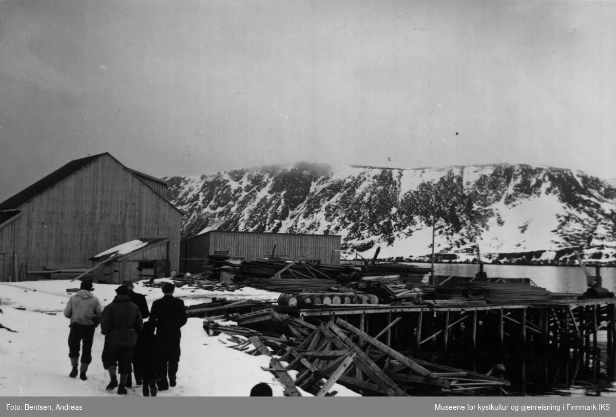 Gjenreisning. Skarsvåg. Byggemateriale på kaia og ved sjøen. 1947.