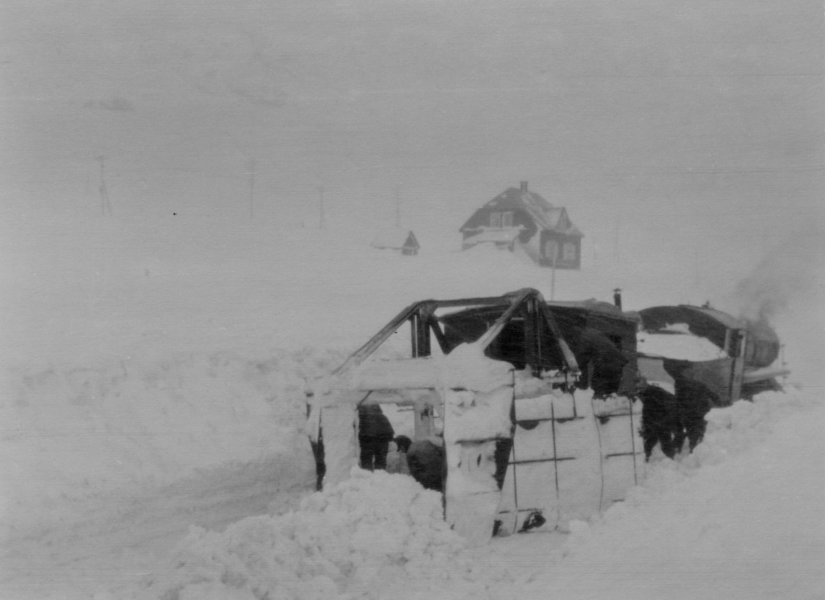 Damplokomotiv type 26a med snøskrape ved Sandå vokterbolig