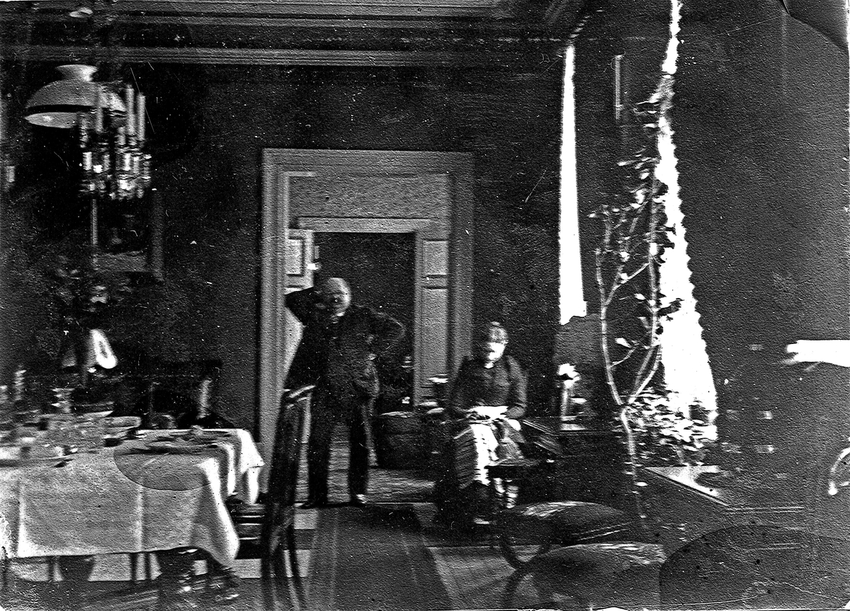 Axel och Amelie Bergendahl i gamla våningen Freja (?). Fotograf Alfred Bergendahl. Givare H Bergendahl.