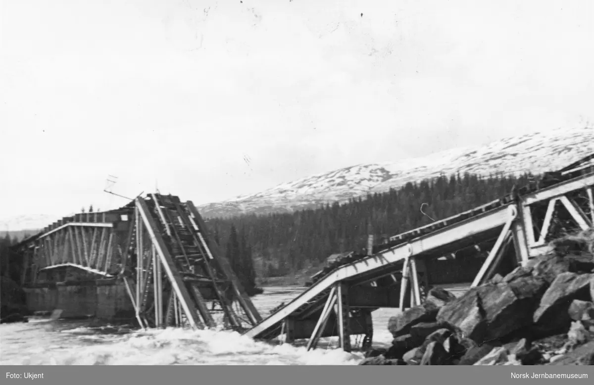 Bru over Vefsna ved Kvalfors etter sprengning 1940