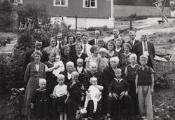 Gruppebilete av familiefolk i brakkebyen i Tyssedal