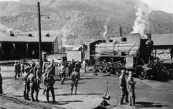 Otta stasjon med tyske militære og damplokomotiv type 26c nr