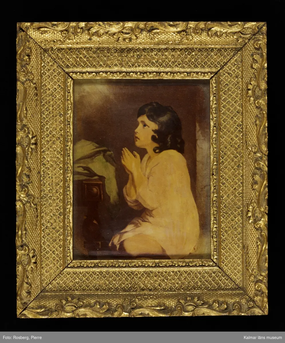 KLM 8981 Tavla. Ramad. Målning på glas. Motiv med bedjande gosse. Utförd av en fröken Liljegren i Kalmar, död på 1880-talet. Fröken Liljegren brukade måla dylika.