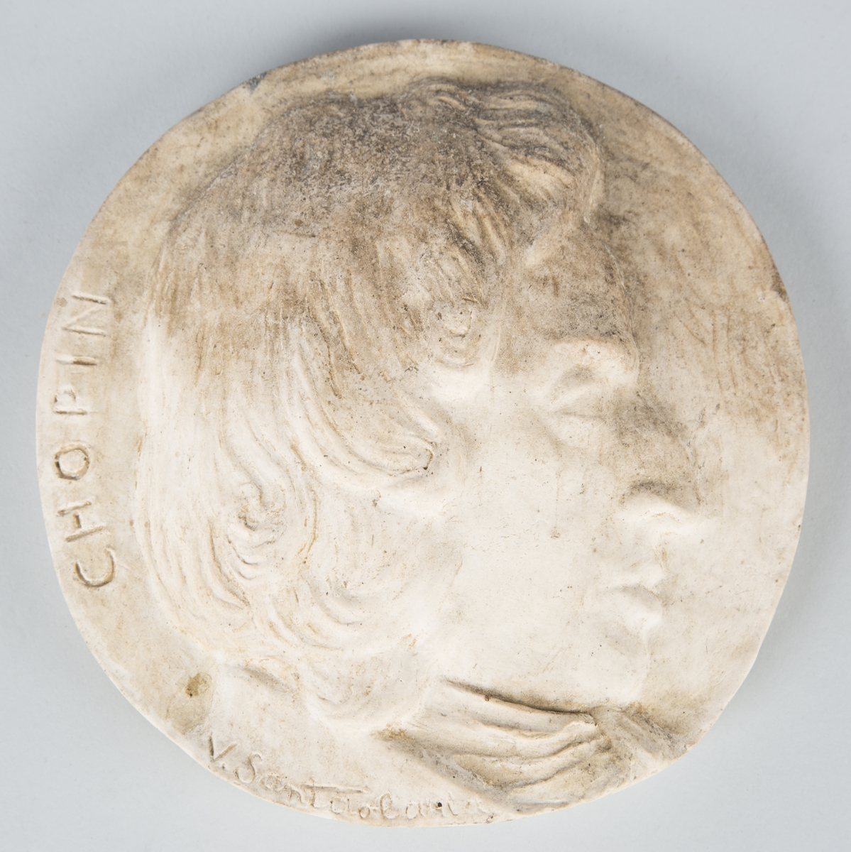 Relieff av Frederic Chopins hode i profil (høyre). 