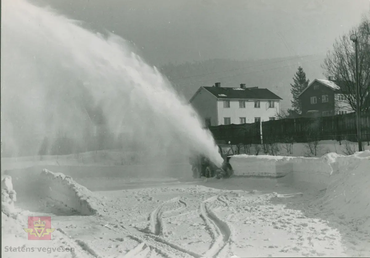 Demonstrasjon av Rolba produkter. Unimog lastebil  med snøfreser. Klikk på pilen til høyre for å se flere bilder.
