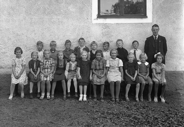 Foto Av En Skolklass Med Lärare Som Samlats Utanför Skolan Kulturparken Småland Smålands 7697