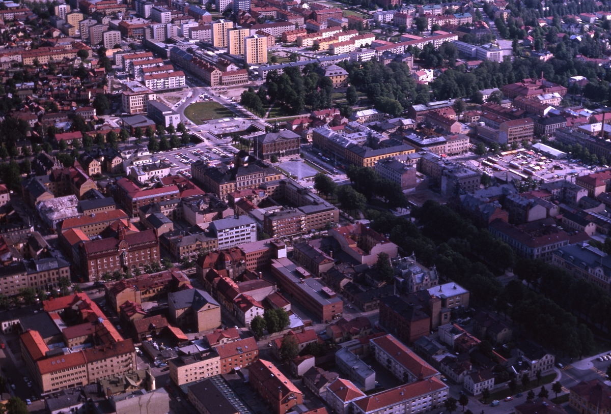 Flygbild över centrala Gävle, rådhuset i bildens mitt.