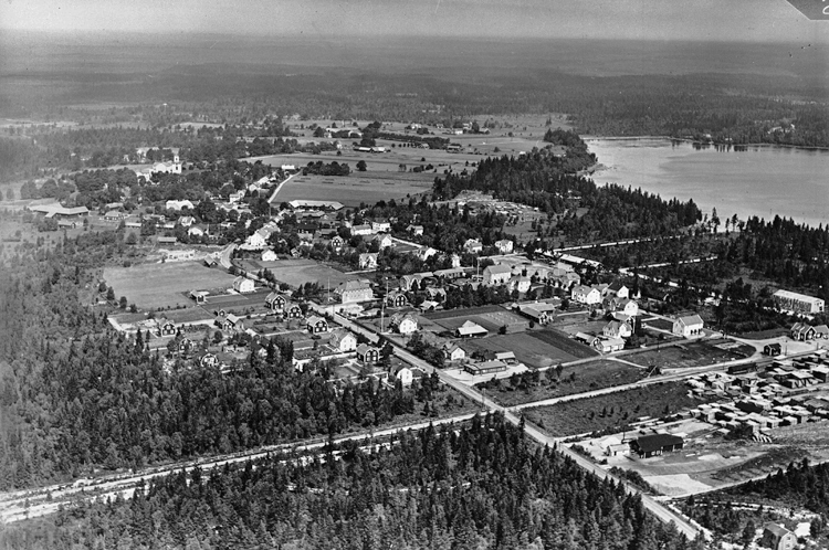 Lenhovda är kyrkby i Lenhovda socken och tillhörde efter kommunreformen 1862 Lenhovda landskommun. I denna inrättades 1 januari 1940 Lenhovda municipalsamhälle som sedan upplöstes 31 december 1956, samtidigt som landskommunen ombildades till Lenhovda köping, som senare 1971 uppgick i Uppvidinge kommun.