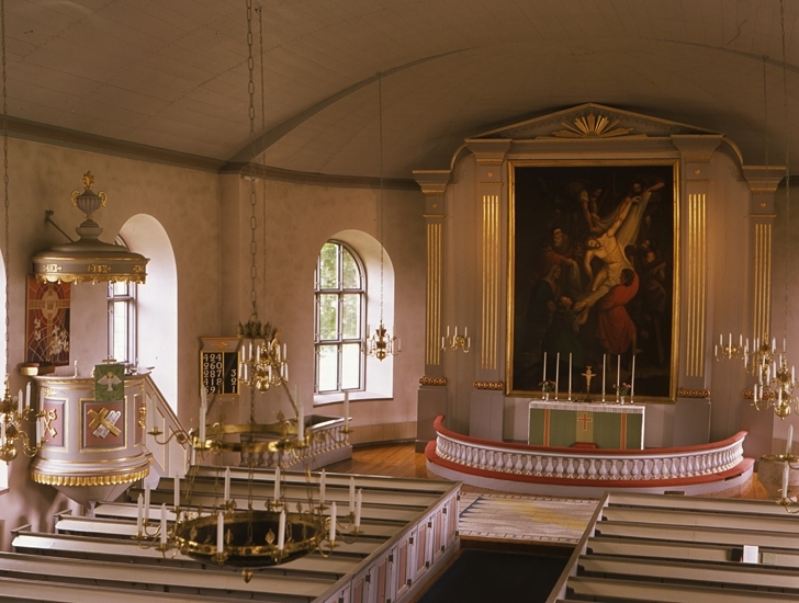 Nuvarande kyrkan i Vrå uppfördes 1834-1836 i nyklassicistisk stil. De ritningar som arbetats fram av Överintendentsämbetet följdes inte fullt ut. Istället blev kyrkan nästan en kopia av Annerstads kyrka. Invigningen ägde rum 1838 av biskop Esaias Tegnér.
Altartavlan från 1836 är målad av Salomon Andersson i Växjö. Tavlan har som motiv "Jesus nedtages från korset". Tavlan är en kopia av ett verk av Rubens.