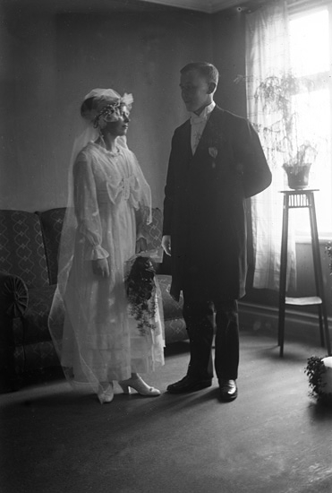Fotografen själv, Fritz Bergqvist och hans fru Agda på bröllopsdagen i Ärla (Ärila), 31 mars 1918.
Brudparet står framför en soffa. I bakgrunden syns en piedestal.

                                                          .
