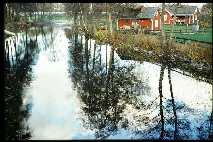 Räppekanal med väg 25 i bakgrunden. Växjö, 1975.