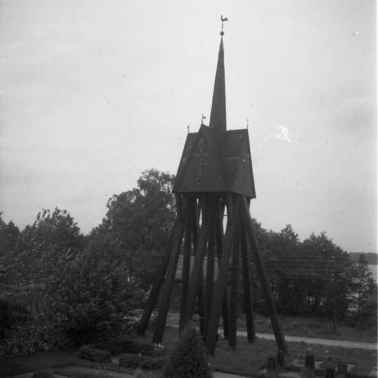En klockstapel av trä vid Sjösås gamla kyrka.