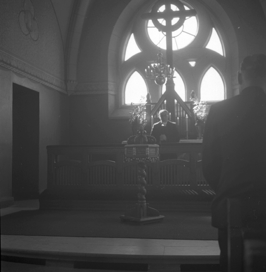 Jäts nya kyrka. Kyrkoherde Geelmuyden i Kalvsvik förättar altartjänst. (samhör med JEAK03746-03753)