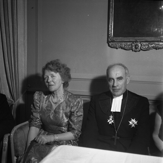 Biskopinnan Brita Brilioth (f. Söderblom) med dåv. biskop Yngve Brilioth vid avskedsmiddagen
på Stadshotellet, Växjö 1950.