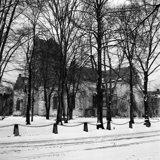 Växjö domkyrka, februari 1957. Under bortknackning av putsen, från sydost.