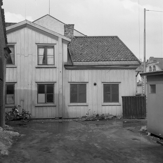 Cykel Lindqvist. Innergård, kv. Nunnan 3, Växjö. Mars 1969. Fotograf: S. Selling.
